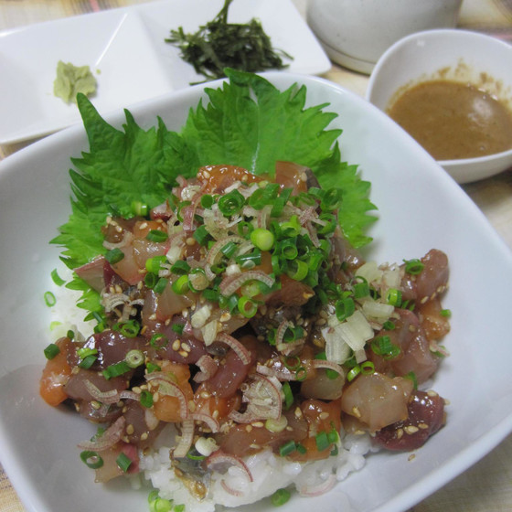 魚をおろして海鮮たたき丼