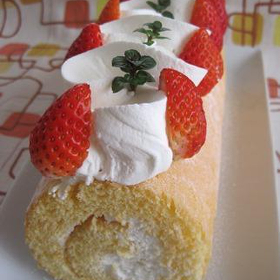 いちごのふわふわロールケーキ