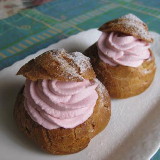 桜の季節は過ぎましたが、「サクラクリーム」のシューです。