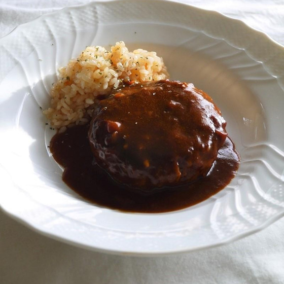 煮込みハンバーグ　デミグラスソース　トマトライス添え