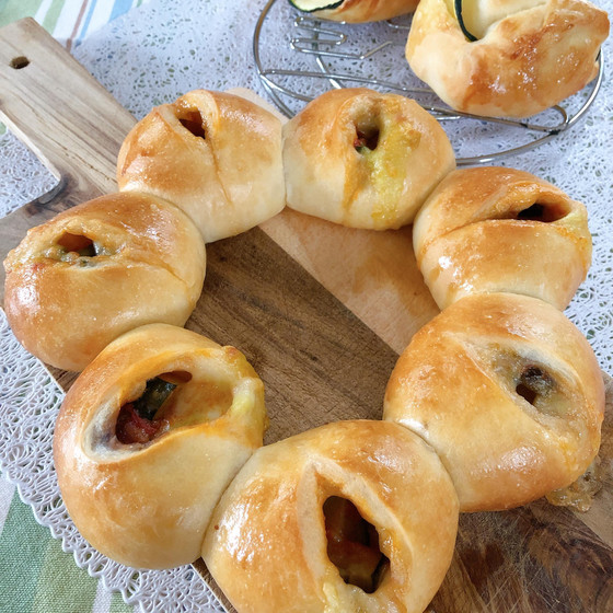 夏野菜とモッツァレラチーズのパン
