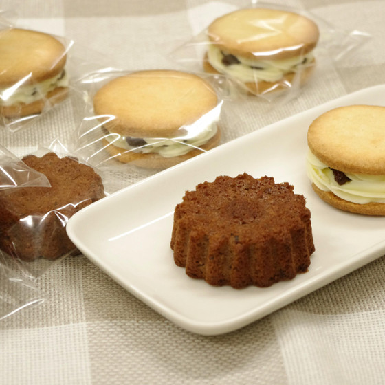ココアバターケーキとレーズンクリームサンドクッキー