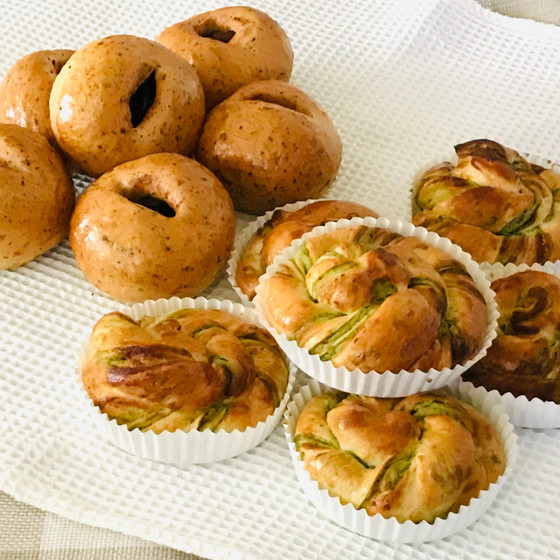 １つの生地から2つのパンに⑨:ほうじ茶甘納豆パンと桜抹茶あんパン