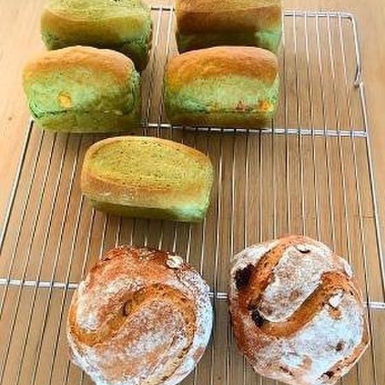 ナッツとフルーツの全粒ぱん・チーズ入りほうれん草ぱんイースト