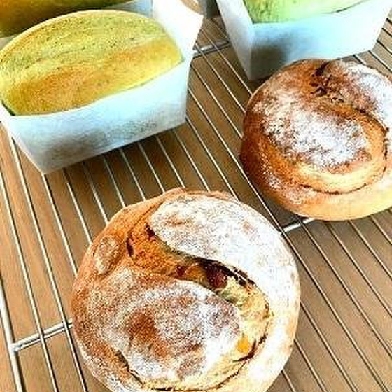 ナッツとフルーツの全粒ぱん・チーズ入りほうれん草ぱんｲｰｽﾄ