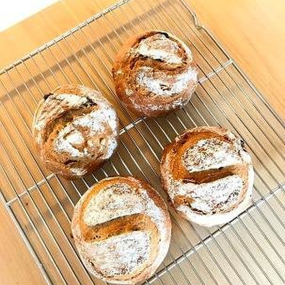 ナッツとフルーツの全粒ぱん・チーズ入りほうれん草ぱんイースト