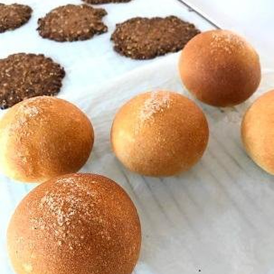 抹茶のロールケーキ・まん丸塩ぱん(ドライイースト)