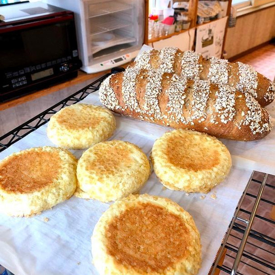大きな雑穀ぱん・カリカリメロンぱん(ホシノ天然酵母)