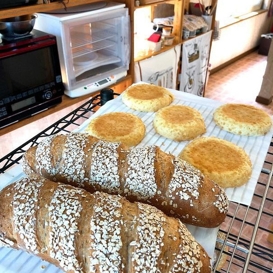 大きな雑穀ぱん・カリカリメロンぱん(ホシノ天然酵母)