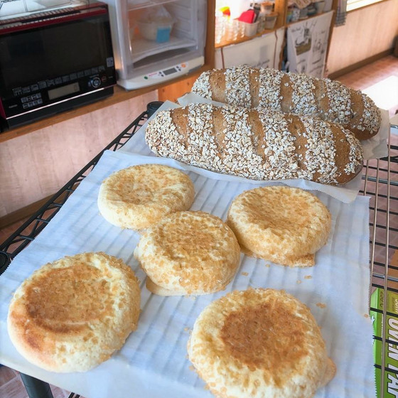 大きな雑穀ぱん・カリカリメロンぱん(ホシノ天然酵母)