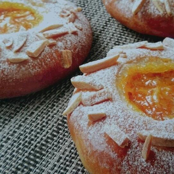 トマトとポテトを使ったフォカッチャとオレンジゼりーとお菓子