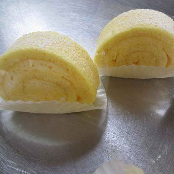 春のケーキレッスン、旬のイチゴを使ってロールケーキ