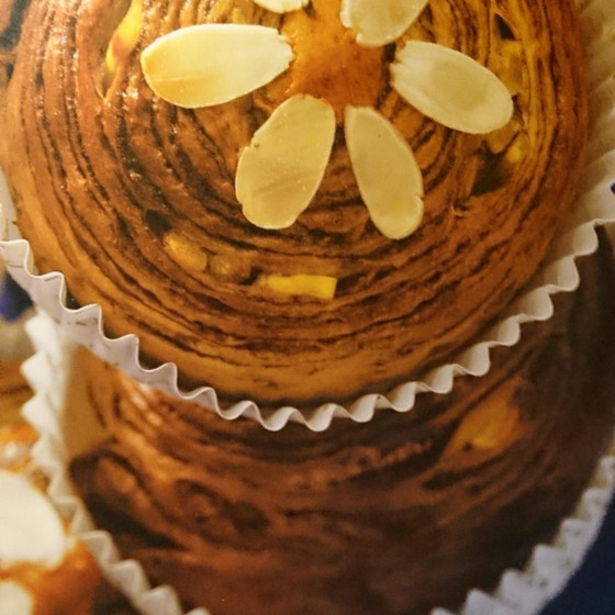 チョコシートの折り込み、クリーム、サイコロチーズのパン