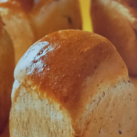 ブルーベリーをジャムにしてキューブ型で焼きます