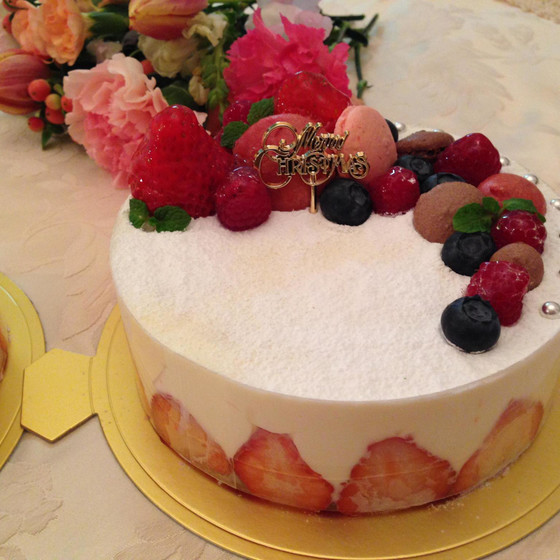 ベリーのホワイトクリスマスケーキ