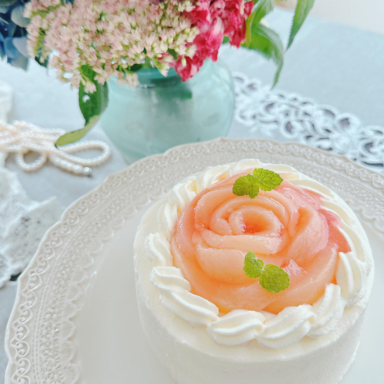 桃のデコレーションケーキ