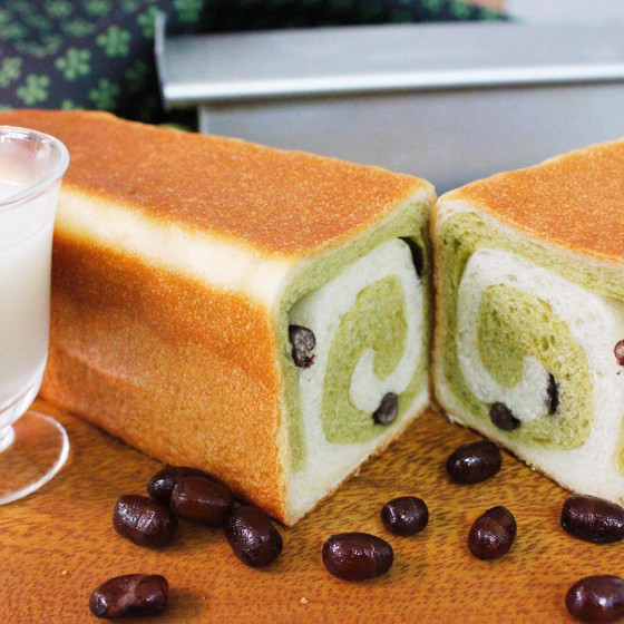 お米のミルクを使った「抹茶と鹿の子のうずまきパン」