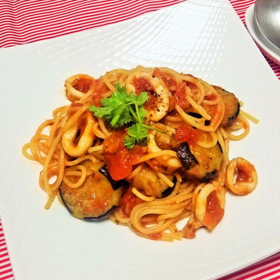 イカと秋ナスのトマトソースパスタ