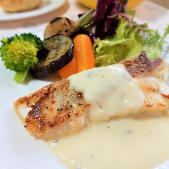 【4月Aメニュー】パリッと焼き上げた魚のソテーハーブ香る新じゃがソース、他、春野菜たっぷり！デトックス効果抜群レッスン