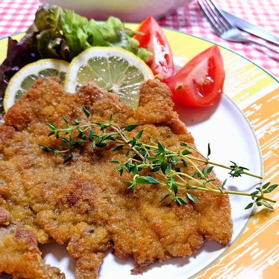 サクサク食感のミラノ風カツレツ。驚きの大きさです。