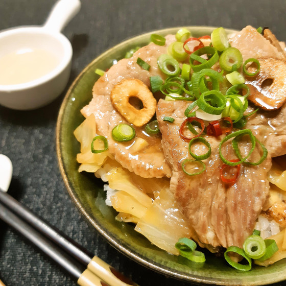 塩豚をキャベツ、にんにく、塩だれでスタミナ丼に！