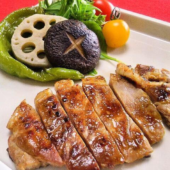 味噌の香ばしさと柔らかく焼き上げた豚肉が好評です。