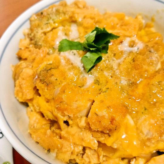 卵がふんわりできるかつ丼です