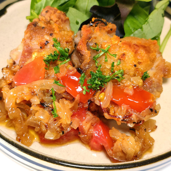 皮パリッと中ジューシーに焼き上げたチキン+ピリ辛ソース