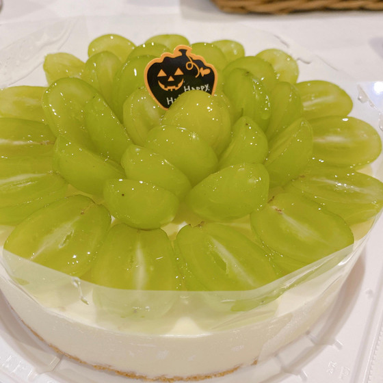 シャインマスカットのタルトまたはレアチーズケーキ