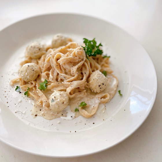 手打ち生パスタ　ミートボールのクリームパスタ