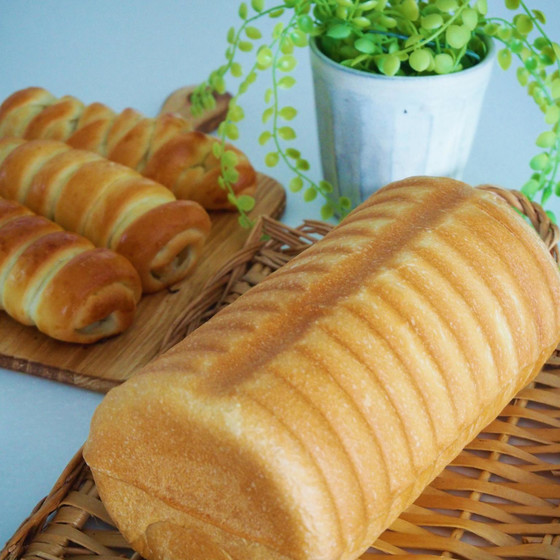 白神こだま酵母で焼く「トヨ型パンとちくわパン」