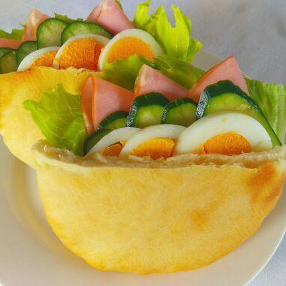 ピタパン４個とひよこ豆のディップ