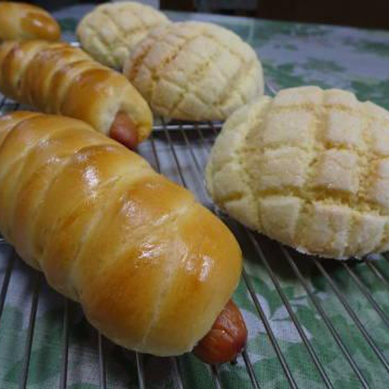 メロンパン３個とウインナードッグ３本（合計６つ）