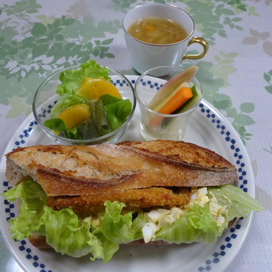 魚を食べましょう。鯵フライのバゲットサンドとチキンブイヨンから丁寧に作った野菜スープ