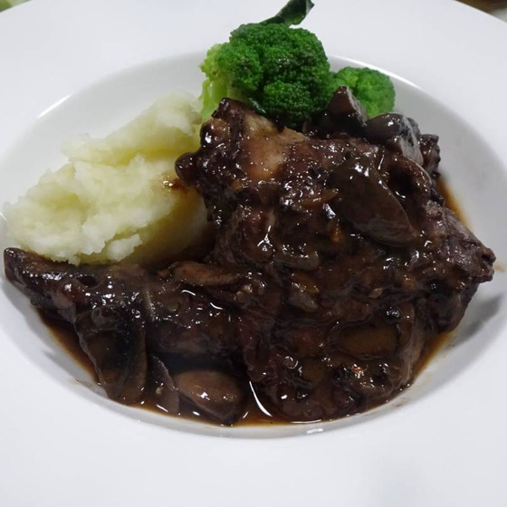 鶏の赤ワイン煮込みと赤ワインのいちじくパン