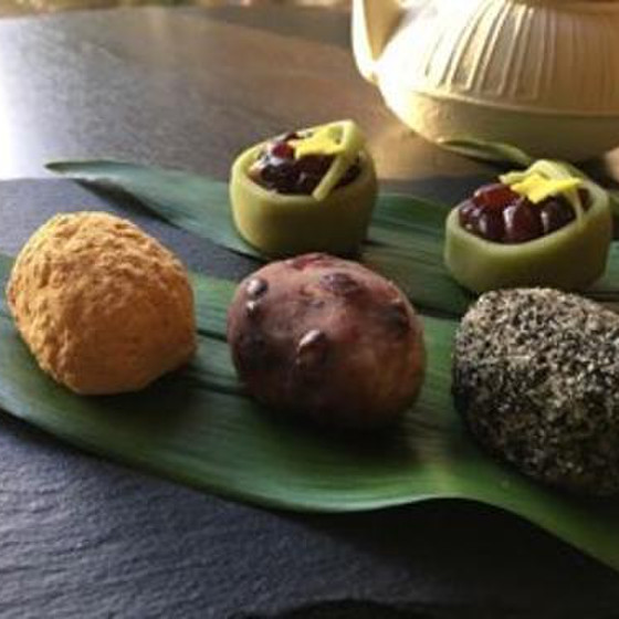 おはぎ3種類（粒餡、黄な粉、摺り胡麻）と鹿の子製”春の舞”