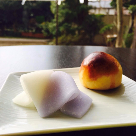 たたみ外郎製の花あやめと渋皮煮の栗入り栗饅頭