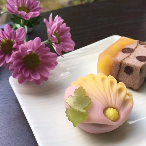 煉り切りで作る菊花”千代見草”と浮島と栗羊羹の”秋山路”
