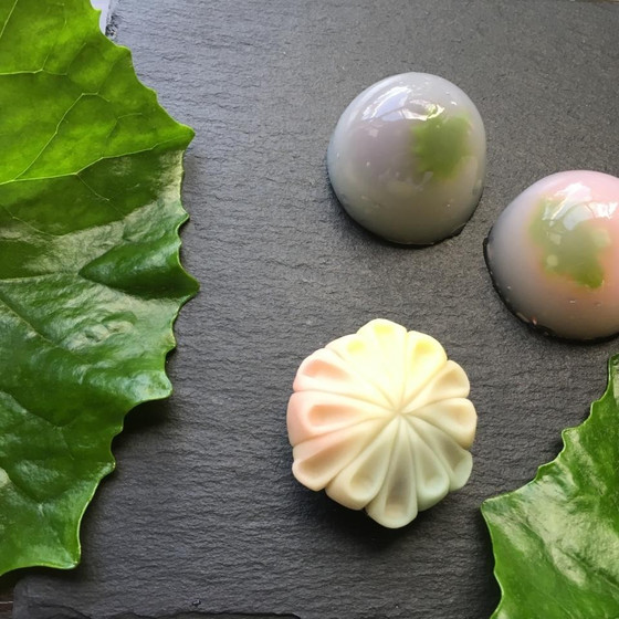 最近人気の”水まんじゅう”と煉り切りで作る”花火”です。