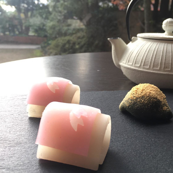 春を告げる和菓子、草餅と花衣