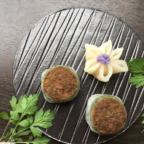 蓬が香るよもぎ大福と鉄線（たたみ外郎製）