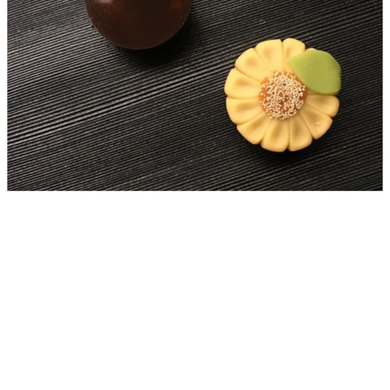 ドライフルーツ入り黒糖羊羹と煉り切り製の向日葵