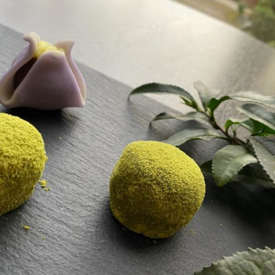 花菖蒲（こなし製）と八十八夜（求肥に抹茶餡入り）