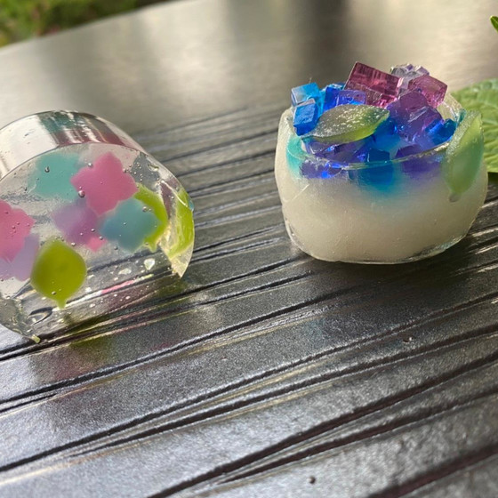 八仙花（雪平と錦玉製）と七変化（錦玉と羊羹製）