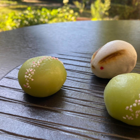 薯蕷饅頭製の月うさぎと初見草（外郎製）