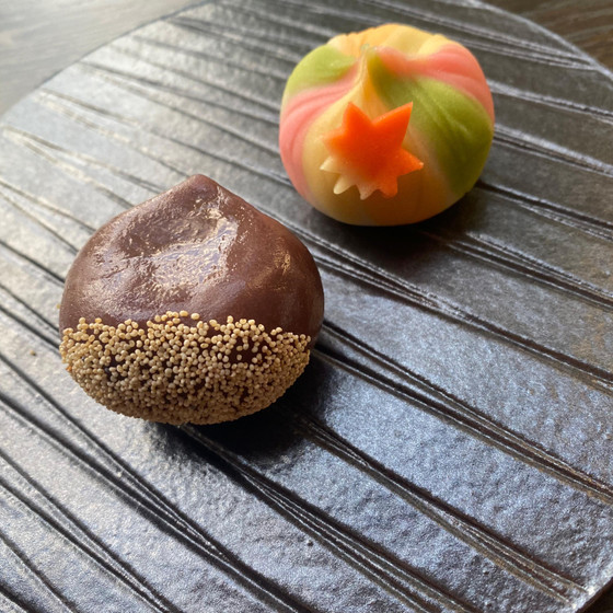 丹波栗（こなし製）と秋の山（煉り切り製）