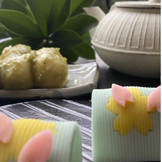 くるみ餅と曙草（煉り切り製）