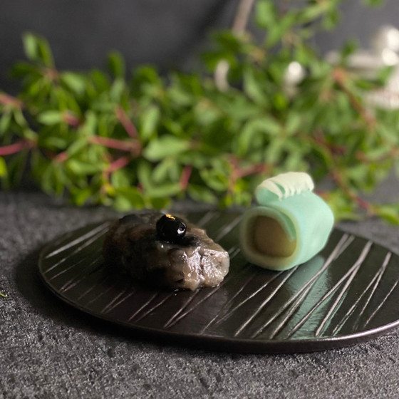 丹波黒豆餡入り蕨餅と白波（煉り切り製）