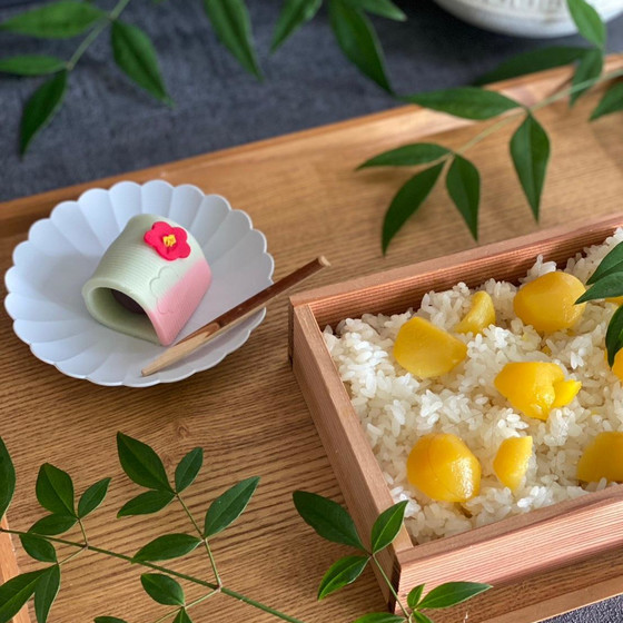 栗おこわと寒紅梅（煉り切り製）