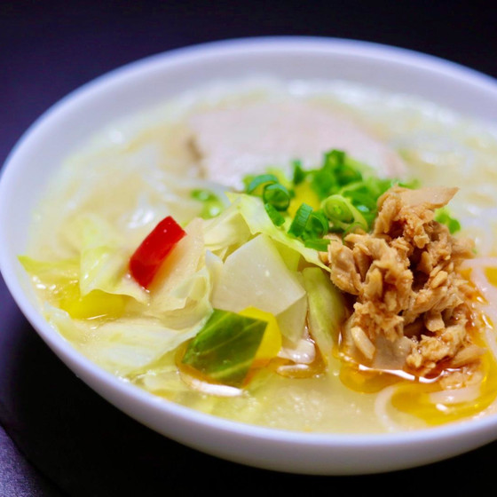乳酸発酵の鶏だしと水キムチの汁を合わせた冷麺スープ